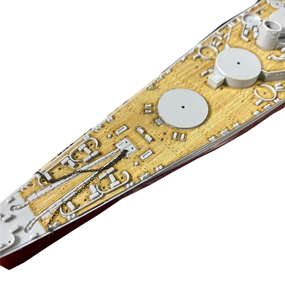 Holzdeck und Ankerkette im Maß – Model Kit Battleship Bewertung und Preis